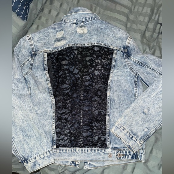 Canton Walker Women's acid washed distressed jean jacket with black lace back L - Picture 3 of 17